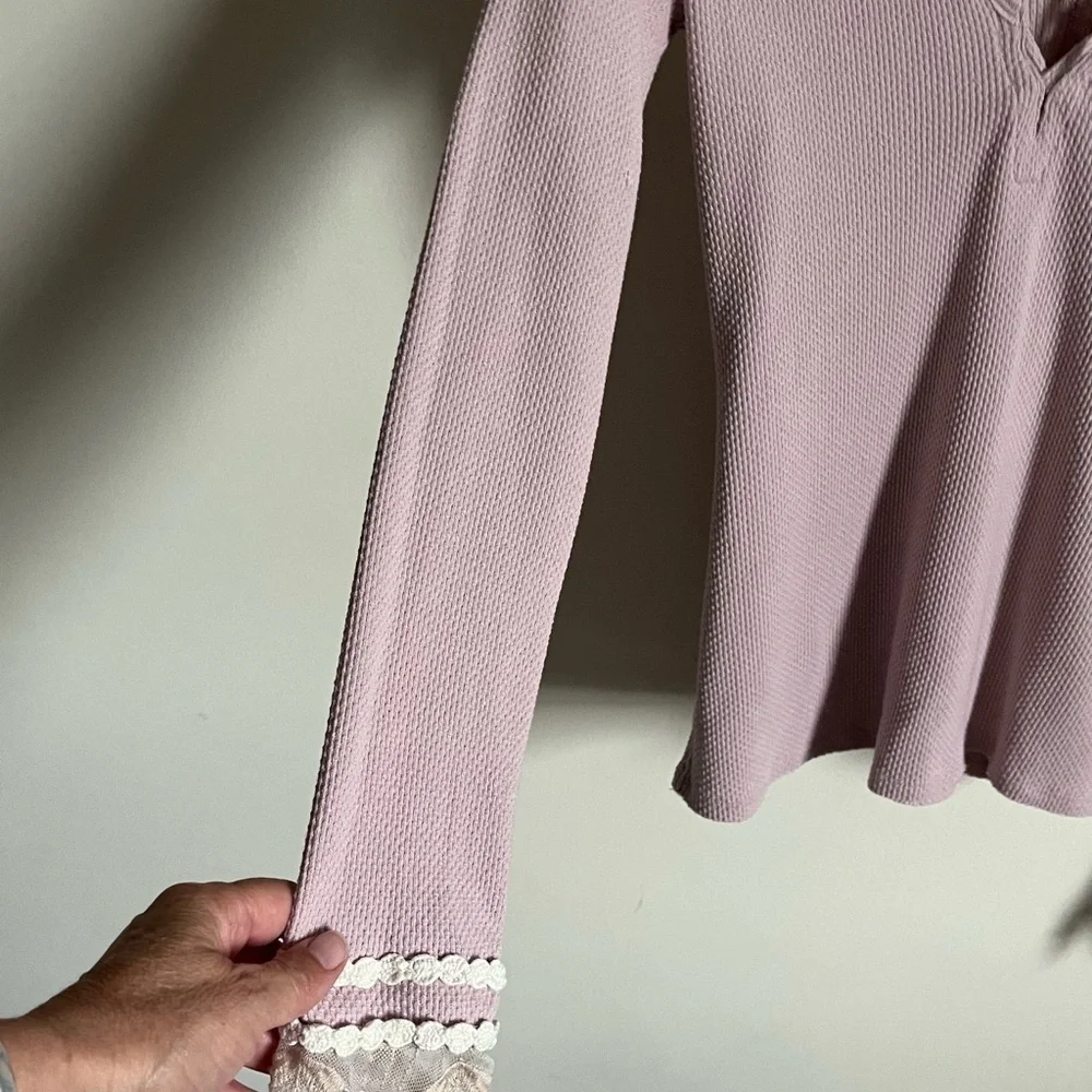 Free People Last Dance Soft Pink Thermal V Neck with Lace Sleeves Sz Small EUC
